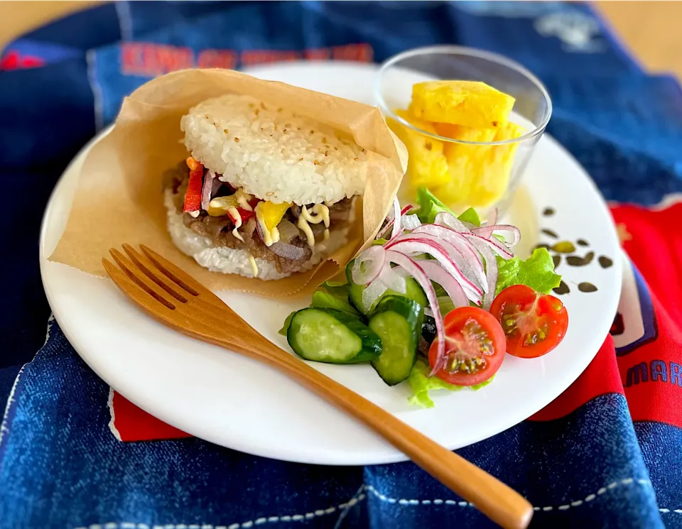 お昼ごはん（置き弁）　　　　　　　　　　　プルコギ×パプリカのライスバーガー🍔|kaeさん