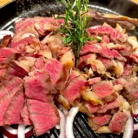 6月26日・［肉屋うたがわ］・⑥ドライエイジングT ボ ーンステー キ760g（リブロース＋リブカブリ・そのまま出て来ると思ったら‼️細かく切られて出てきましたぁ〜🙄💦笑）