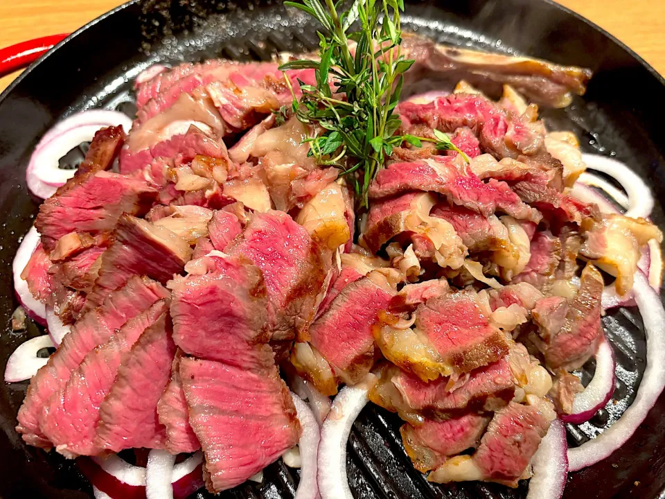 6月26日・［肉屋うたがわ］・⑥ドライエイジングT ボ ーンステー キ760g（リブロース＋リブカブリ・そのまま出て来ると思ったら‼️細かく切られて出てきましたぁ〜🙄💦笑）|山勝さん