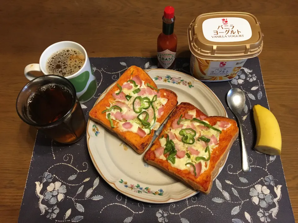 ガーリックピザトースト、ホットコーヒー、烏龍茶、バニラヨーグルト、バナナ(朝ご飯)|enarinさん