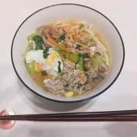 風邪ひいた日のおうどん(鳥挽き肉、卵、もやし、小松菜、しめじ)|さくらまるさん