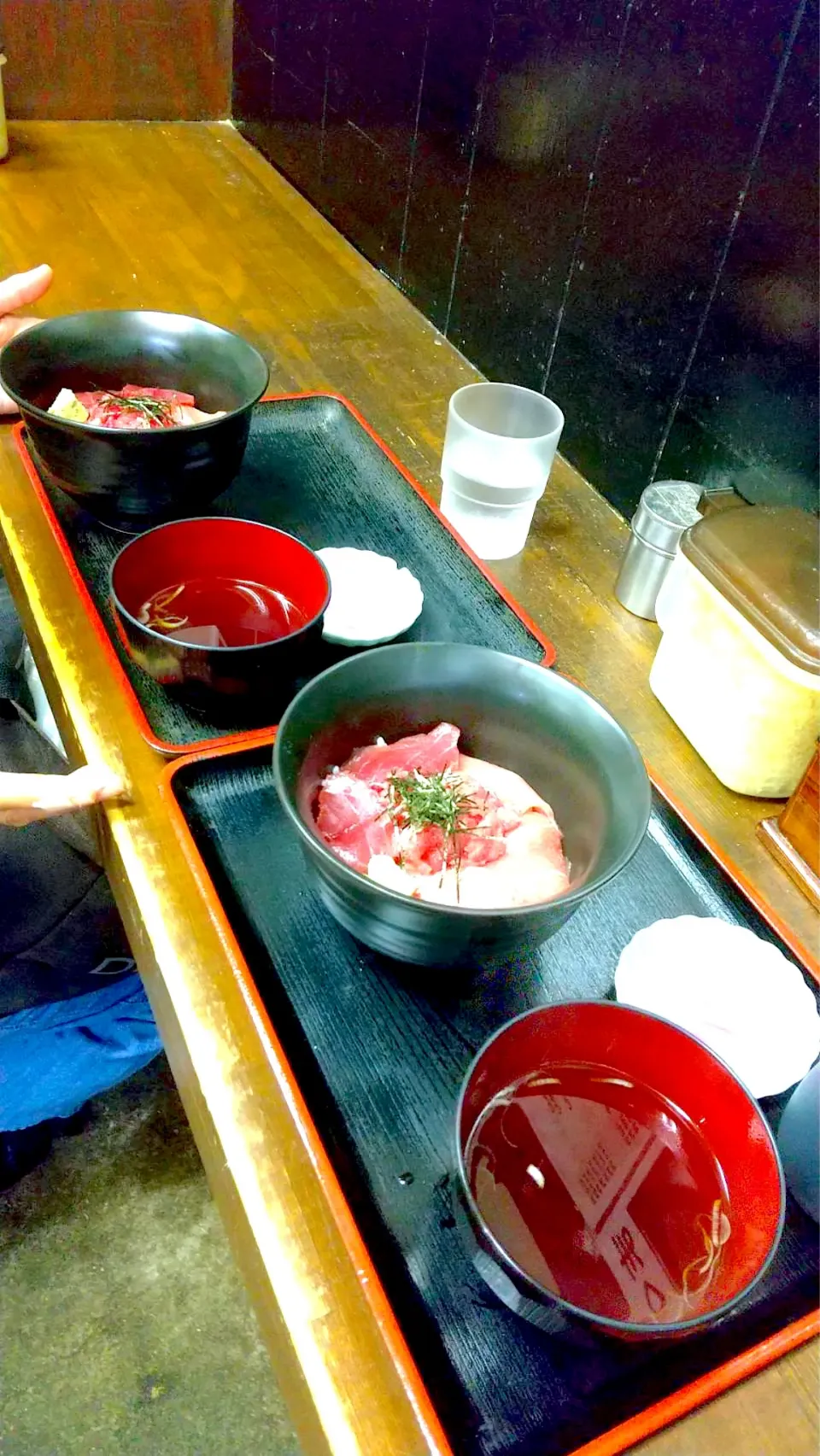 今朝は晩ご飯の食材の買い出しに柳橋中央市場に魚を買いに行きました。朝ご飯は市場の中の麺&飯屋「さらしな」さんで中トロ丼をいただきました。きしめんとのセットが一番人気ですが、麺までは入りません|なびさん