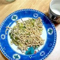 先週食べた豆苗と豚肉干豆腐の炒め物がどうしても食べたかったんで。やってみた！|ぽんぽこまめだ。さん