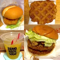 キング牛プルコギバーガー🍔　　トマト＆チーズのチキンカツバーガー🍔　ワッフルポテト🧇　レモネードソーダ🍋🥤|るみおんさん