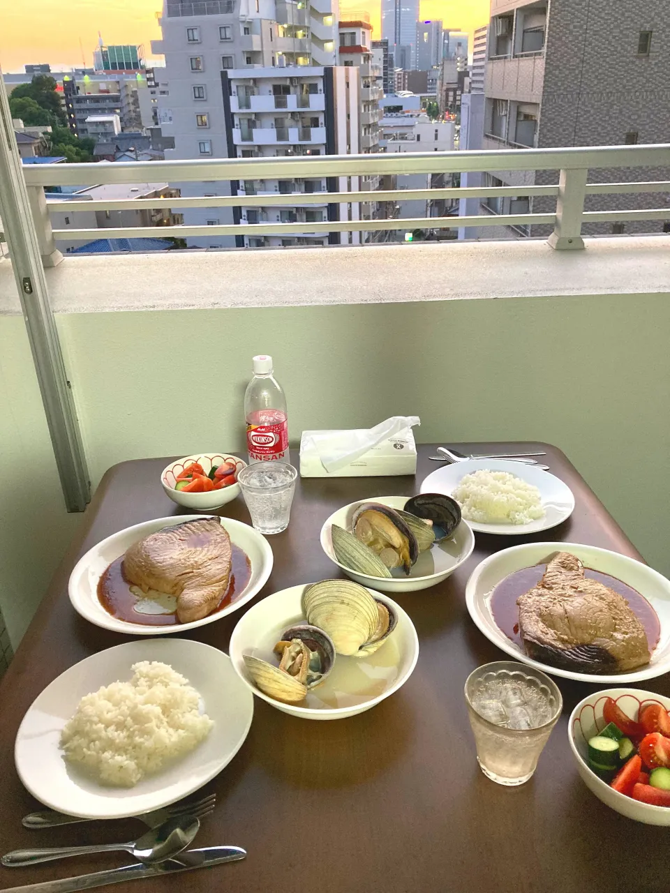 今日の晩御飯は、今朝、柳橋中央市場で仕入れたおおあさりの酒蒸しとまぐろの照焼ステーキを作って、ベランダでサンセットディナーです。|はやとさん