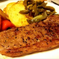 grilled Striloin steak with sweet peppers, roasted potatoes and grilled nopales (prickly pear cactus).|Jorge Bernal Márquezさん