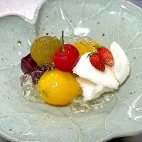 青梅の甘露煮，赤紫蘇の寒天、びわゼリー射込み、梅のシャーベット、飾りにワイルドベリー|hotsusan30さん