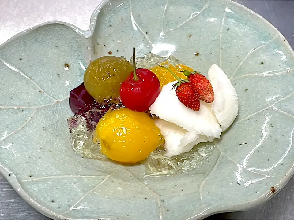青梅の甘露煮，赤紫蘇の寒天、びわゼリー射込み、梅のシャーベット、飾りにワイルドベリー|hotsusan30さん