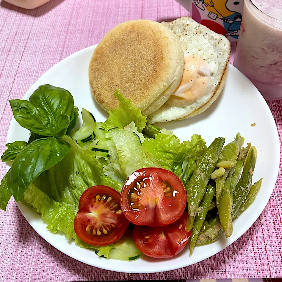 イングリッシュマフィンと目玉焼き🍳|akkoさん