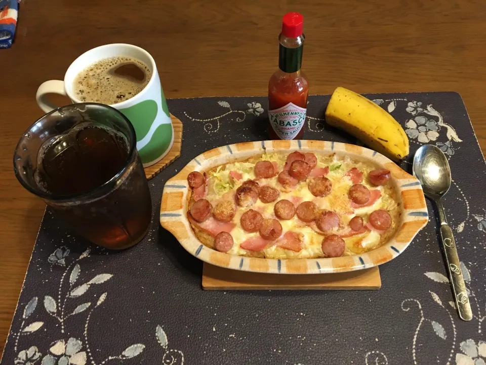 3種のチーズのオートミールミートグラタン、ホットコーヒー、烏龍茶、バナナ(朝ご飯)|enarinさん