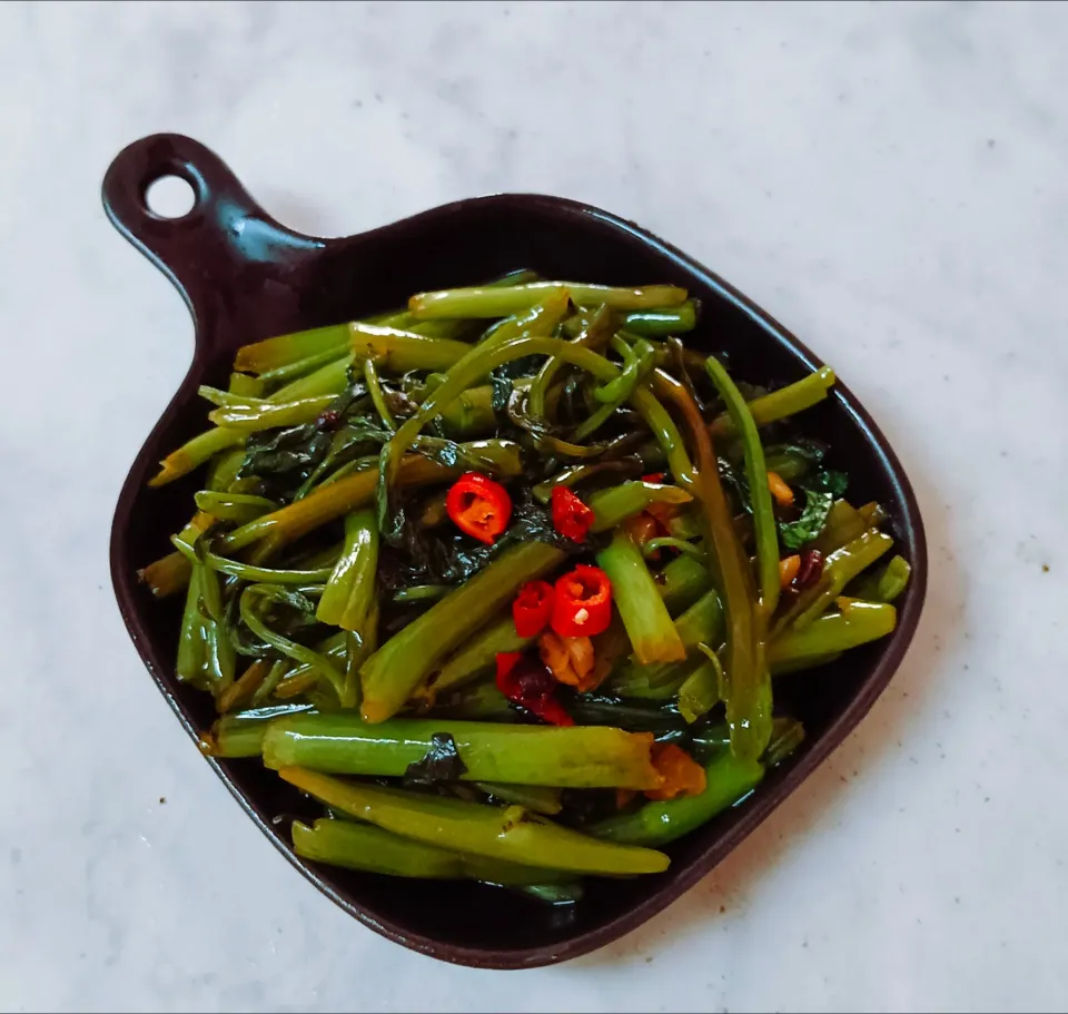 Stir-fried morning glory.|Priyamayaさん