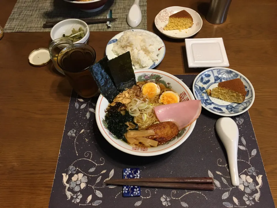 特製ラーメン、ご飯、納豆、沢庵、野沢菜漬け、六条麦茶、手作りレモンフレーバーケーキ(昼飯)|enarinさん