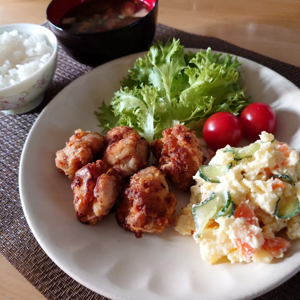 鶏の唐揚げ ポテトサラダ 茄子の味噌汁|万葉さん
