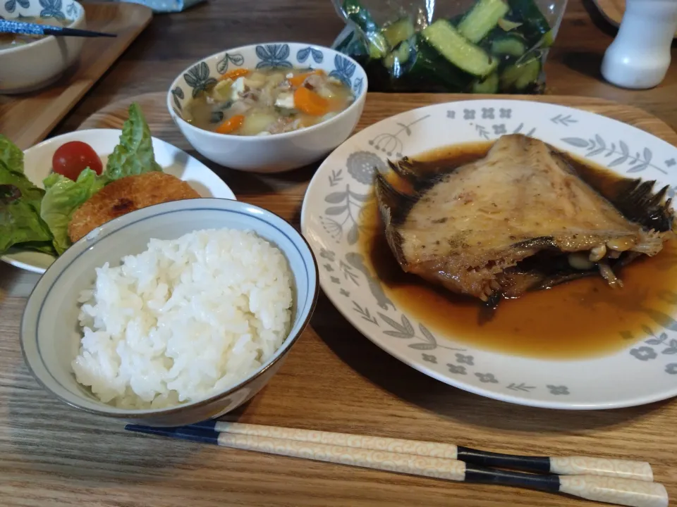 カレイの煮付け、豚汁、クリームコロッケ、きゅうりの漬物、ご飯|あきこさん