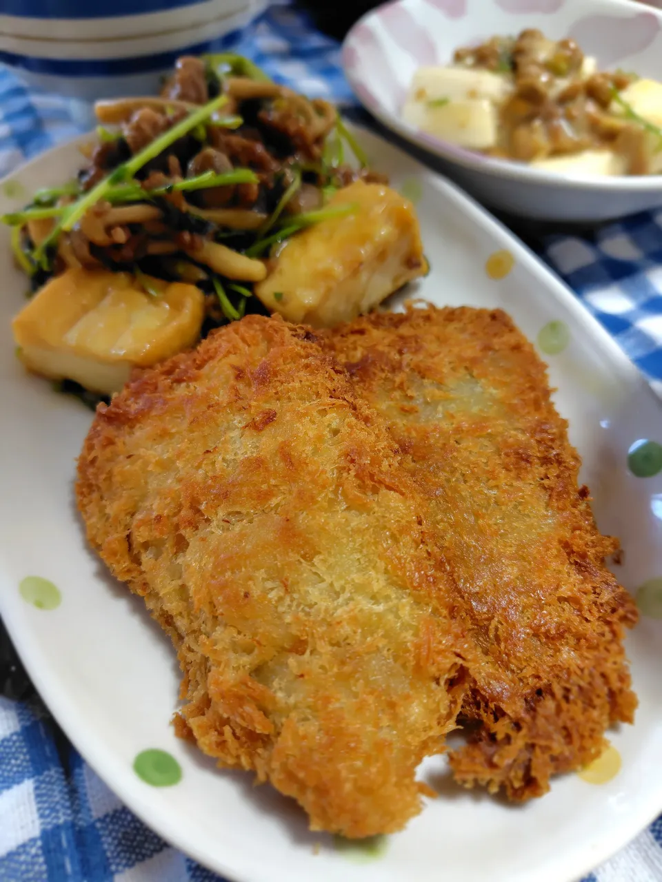 アジフライ＆厚揚げと豆苗のひき肉あんかけ|藤さんちのごはんさん