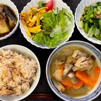 あるものでなんとかお夕飯🌛鯖と梅の炊き込みご飯、白ナスと鶏団子の味噌汁、サラダなどなど|みーぬさん