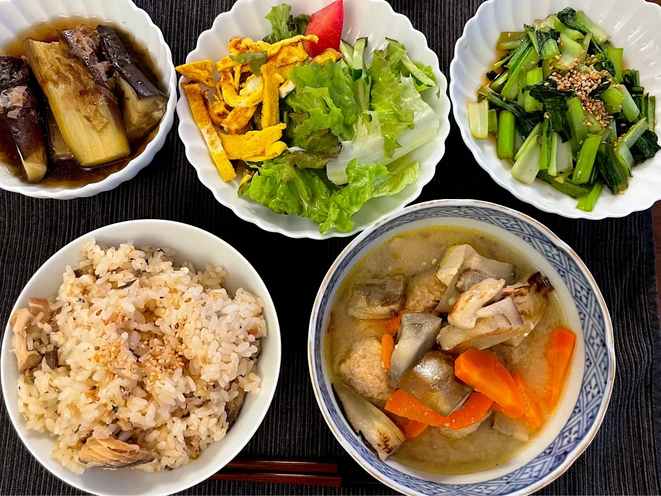 あるものでなんとかお夕飯🌛鯖と梅の炊き込みご飯、白ナスと鶏団子の味噌汁、サラダなどなど|みーぬさん