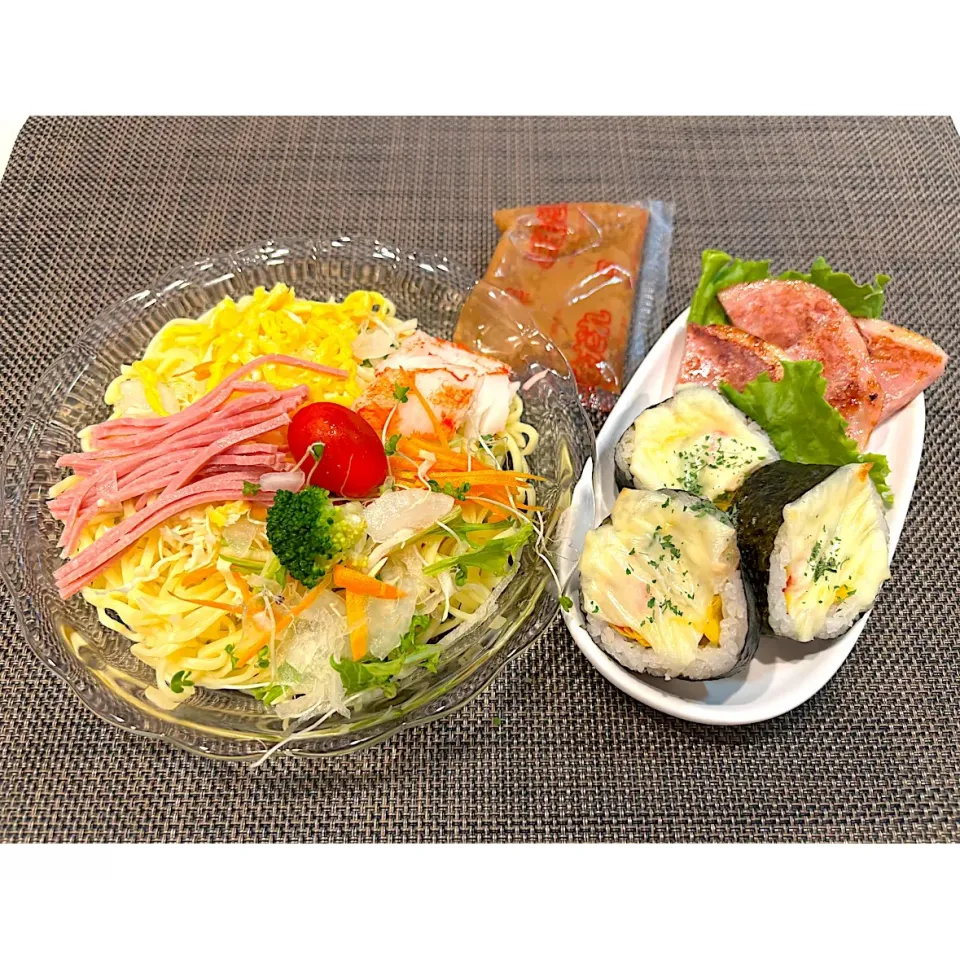 高校生息子のお昼ご飯🍚 冷やし中華とチーズ巻き寿司🍣|Snow10さん