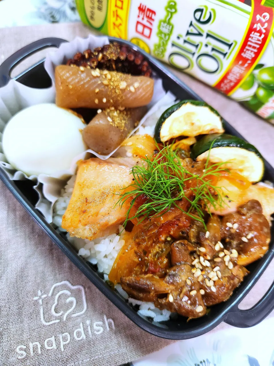 @きなこさんの料理 🔷サーモンと☀天日干しズッキーニ🥒のソテー　罪悪感ないタルタルソース添え🔷→→🔷アルモンデのっけ弁当🍱🔷|@きなこさん
