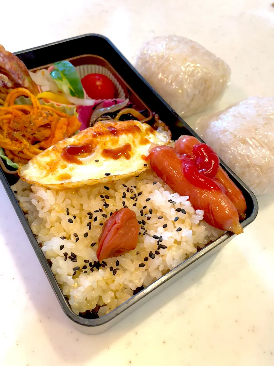 おっさん弁当　トマト　漬け物　磯辺揚げ　パスタ　ひじき　目玉の親父ハーフ　ソーセージ　梅干し　おにぎり|ひげおやじさん
