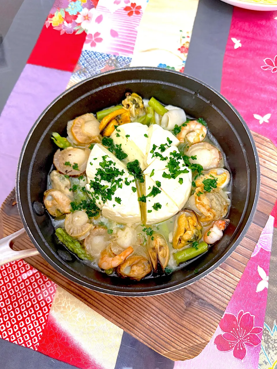 カマンベールチーズとアスパラガス、冷凍シーフードミックス🦐のアヒージョ|プクママさん