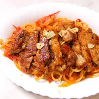 トマトパスタにポークステーキ乗せ☺️ボリュームも食べごたえもバッチリ✨|深夜特急fさん