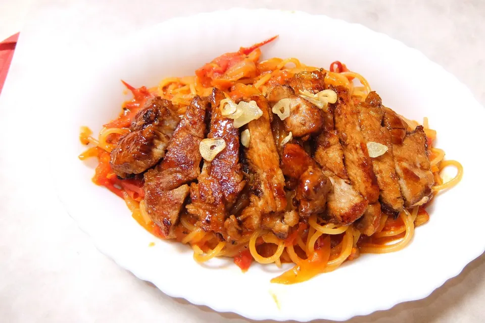 トマトパスタにポークステーキ乗せ☺️ボリュームも食べごたえもバッチリ✨|深夜特急fさん