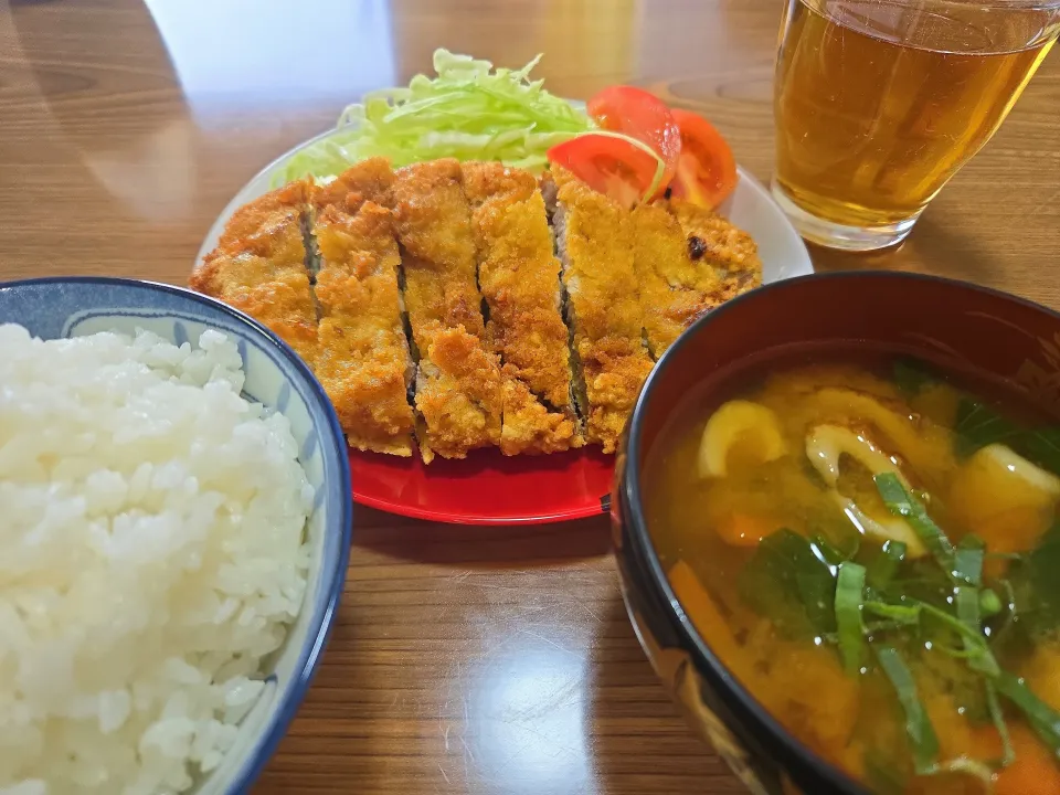 豚カツ・ご飯・味噌汁🌺|chiyukiさん