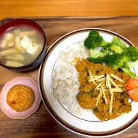 夏野菜キーマ、にんじん塩麹漬け、ブロッコリー、魚河岸揚げ、ナス豆腐油あげ味噌汁|🍮ぷりぷりざえもん🍮さん