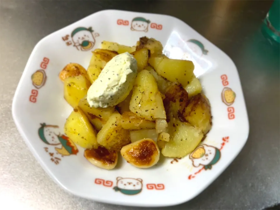 ニンニクとジャガイモのバターハーブ炒め|ゆめみどりさん