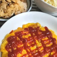 鶏胸肉のソテーと豚ひき肉入りオムレツとキャベツ千切り♪|時雨さん