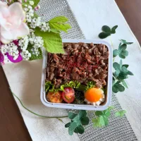 7/1❤︎今日から7月🏝️主人の黒毛和牛焼肉弁当🌱今日も暑くなりそうですね☀️🌻|Makinsさん