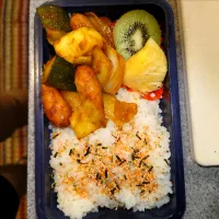 ズッキーニシャウエッセンカレーケチャップ炒め、鮭青菜ふりかけ弁当7/1|まりっぺ2025さん