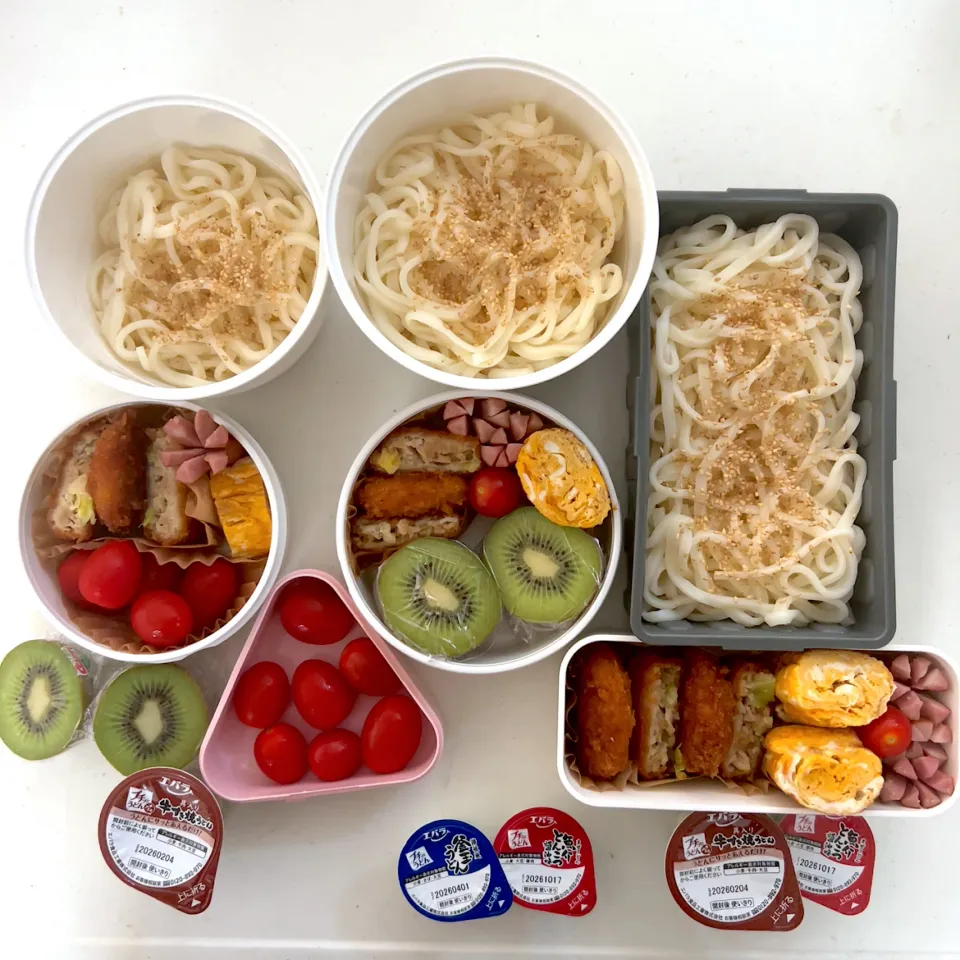 うどん(釜玉＆すき焼き風＆魚介豚骨醤油)チキンカツ＆メンチカツ卵焼きシャウエッセンミニトマト🥝|ayumomさん