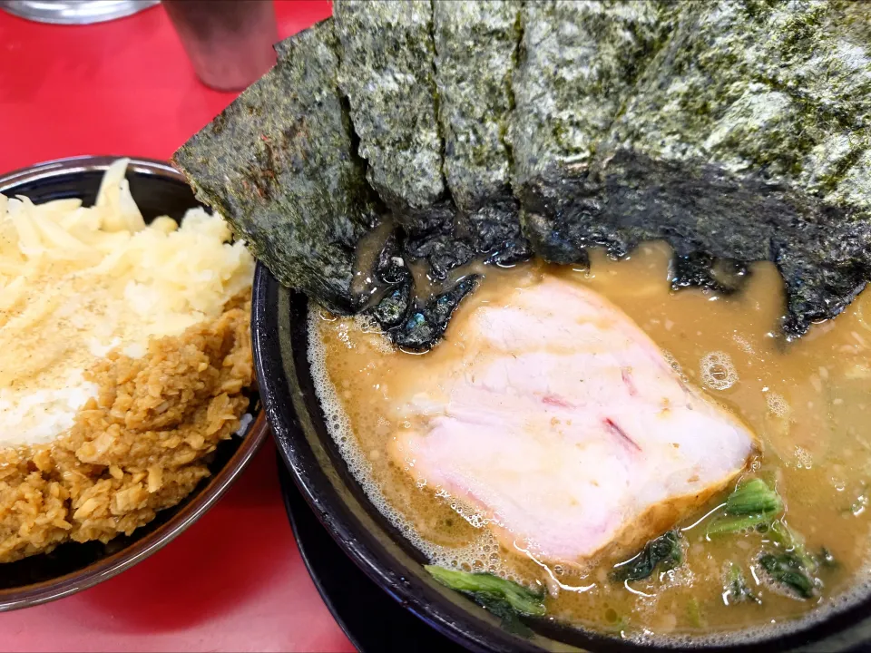 【食べログ TOP 5000】 
IEKEI _ TOKYO 王道家直系 
ラーメン (900円、麺柔らかめ/ 
味薄め/油少なめ) 
－麺少なめ 
＋海苔 (5枚、麺少なめサービス) ＋ライス (150円) 
@末広町2分 
(JR御徒町駅から徒歩5分)
25175
〈醤92塩26噌󠄀15タ6昆8出8F10
冷9混1〉
|大脇さん