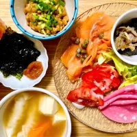 スモークサーモンと餃子スープなど