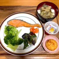 焼き鮭、ブロッコリー、茄子ピーマン味噌炒め、にんじん塩麹漬け、お味噌汁、納豆、魚河岸揚げ|🍮ぷりぷりざえもん🍮さん