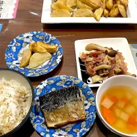 塩サバ　大根と人参のコンソメスープ　きのことベーコンのガーリック炒め　今日掘ったじゃがいもでフライドポテト🍟|おさむん17さん