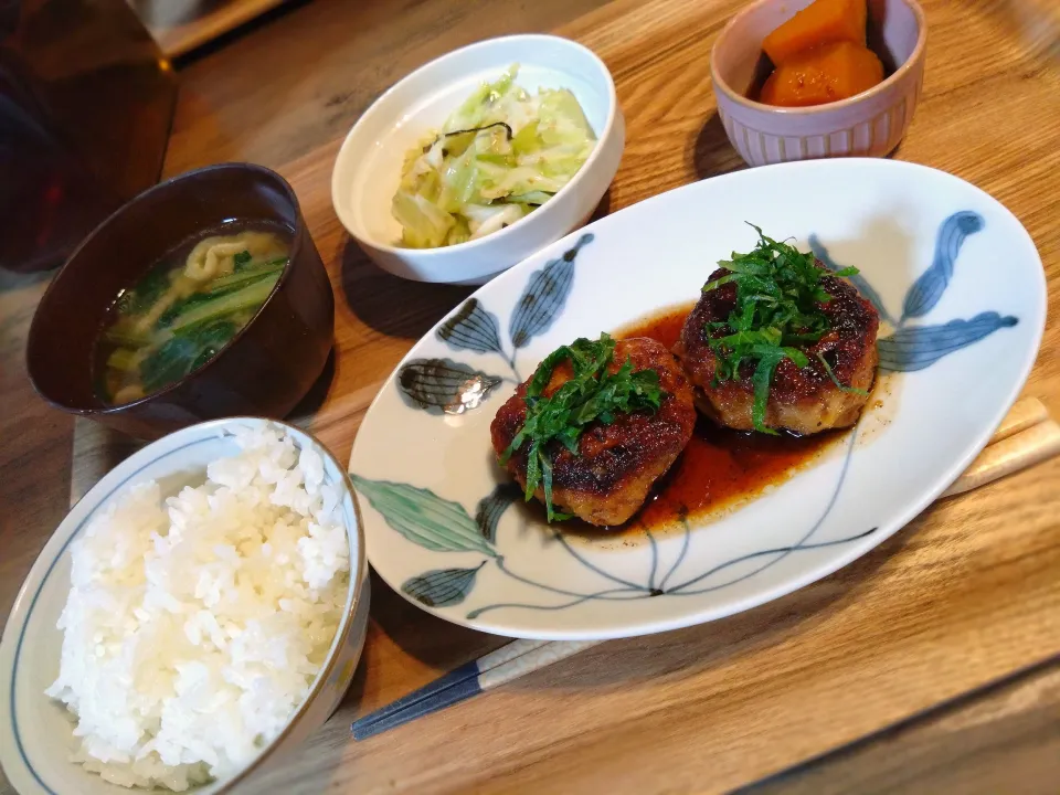 豆腐・レンコン入りつくね、塩キャベツ、南瓜の煮付け、小松菜とナスのお味噌汁、ご飯|あきこさん