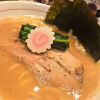 嚆矢(こうし)の黒豚豚骨醤油らぁ麺|しあるさん