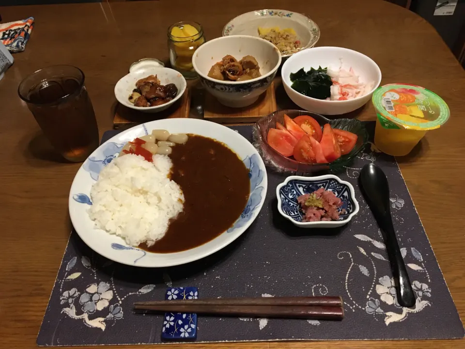 カレーライス、本鮪のたたき、イカと里芋の煮物、各種焼き鳥、酢の物、トマト、烏龍茶、市販のミックスフルーツゼリー(夕飯)|enarinさん