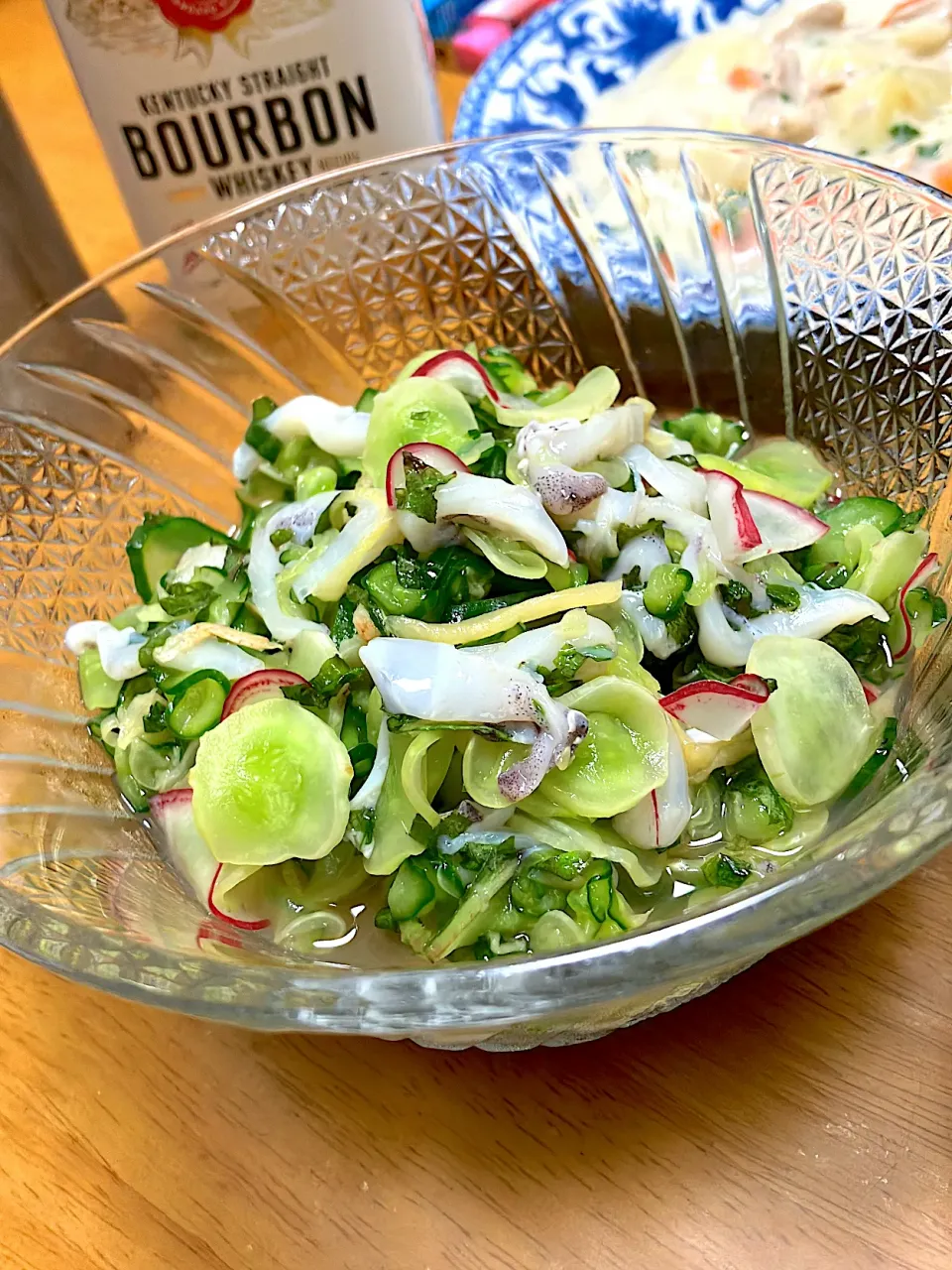 白、緑2色きゅうりと赤大根の生のアオリイカのミミの刺身が入った【イカ生酢 】イカにはシソが合うので庭のシソも入ってます|🐈⸒⸒⸒⸒つるのダンス🐈🐾さん