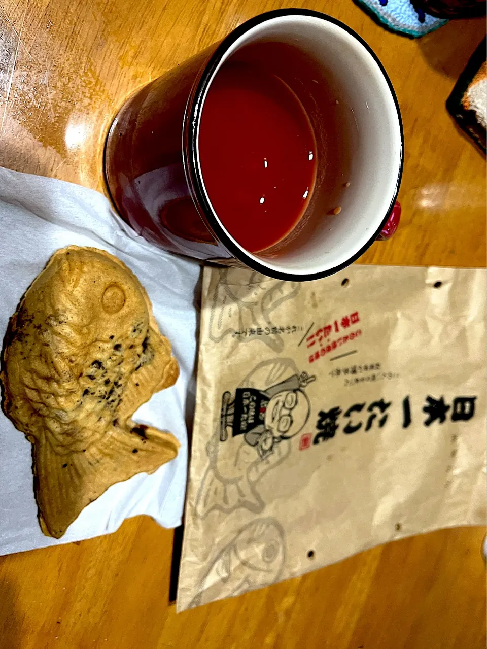 外は大雨強風雹だけども #おやつ　日本一たい焼き、デルモンテトマトジュース|ms903さん