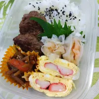 牛バーグお弁当です✨カニカマ卵焼き上手くできました🍀|rikako♪。.:＊さん