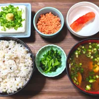 今日の朝ごはん（十六穀ごはんに辛子明太子、鮭フレーク、冷奴、赤だしのみそ汁（具材は椎茸とムール貝）、京菜漬）|Mars＠釜飯作り研究中さん