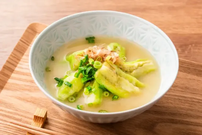 【冷製】なすとかつお節のみそ汁|マルコメ キッチンさん