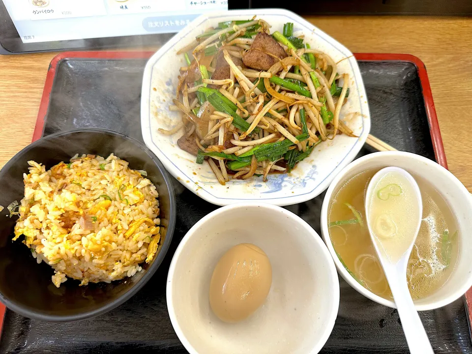 ニラレバ炒めに半チャーハンと煮玉子|マハロ菊池さん