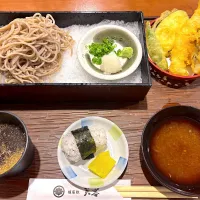今日のお昼ご飯🍚・蕎麦と天ぷら😊✨（量少なめ）