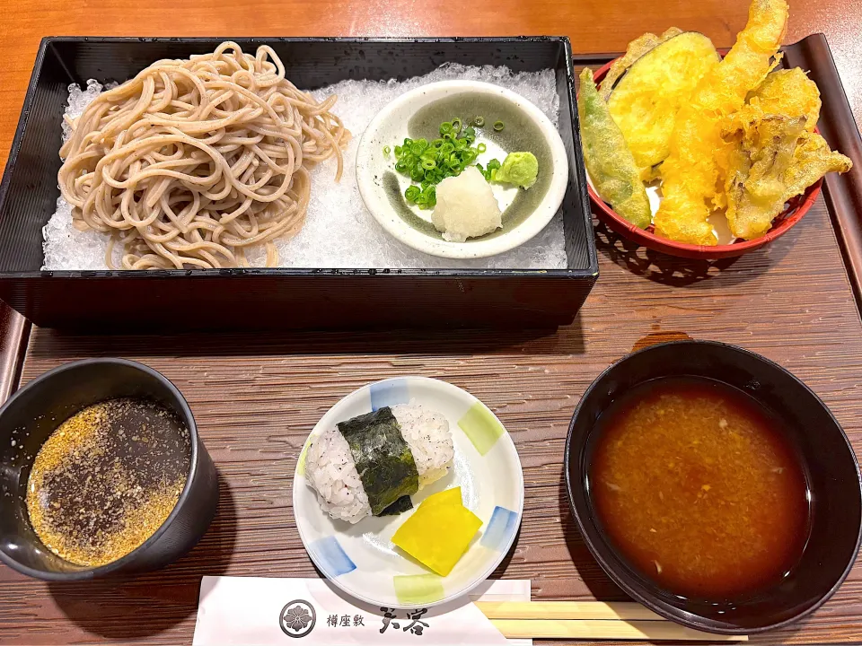 今日のお昼ご飯🍚・蕎麦と天ぷら😊✨（量少なめ）|山勝さん