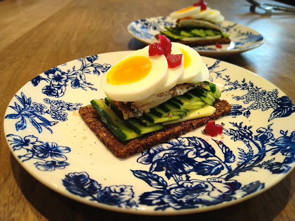 オイルサーディンときゅうりのスモーブロー|古尾谷りかこさん